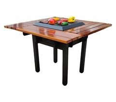 Mesa barbacoa con grill y tablero de madera