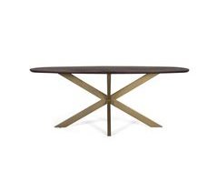 Mesa de comedor ovalada en madera de acacia y patas de metal