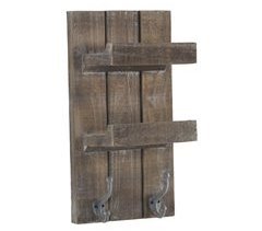 Estante de madera con ganchos