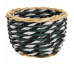 Cesto de madera y cuerda de papel