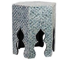 Mesa auxiliar de madera y capiz