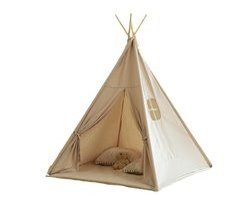 Tipi infantil con alfombra y guirnaldas