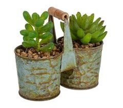 Maceta con plantas artificiales