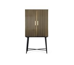 Armario con puertas de madera revestidas en bronce y tapa de mármol