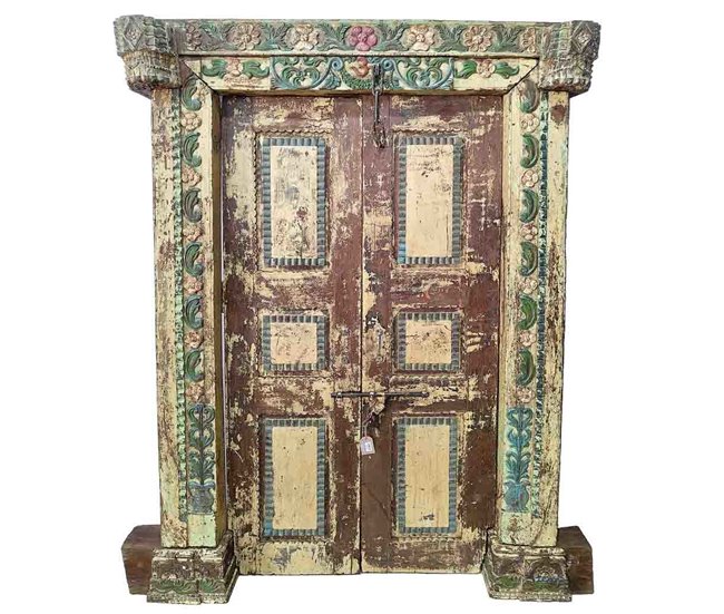 Puerta de madera con acabado artesanal Marron