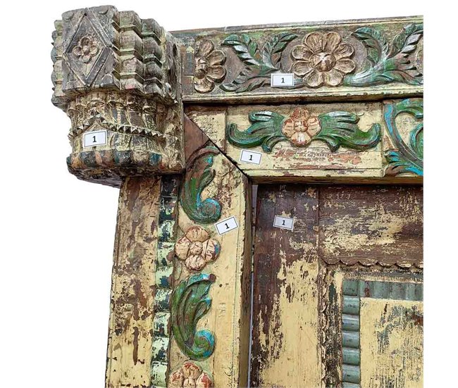 Puerta de madera con acabado artesanal Marron