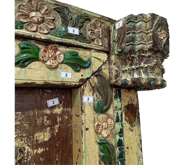 Puerta de madera con acabado artesanal Marron