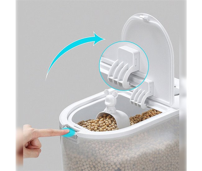 Contenedor hermético para los alimentos de las mascotas. Transparente