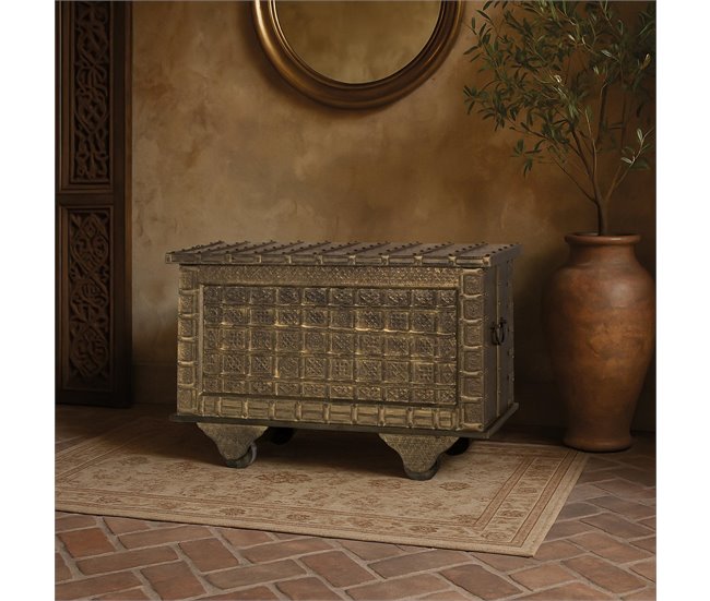 Cofre de madera maciza y latón repujado, acabado envejecido Dorado