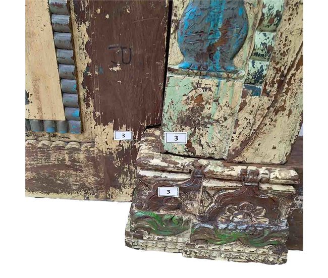 Puerta de madera con acabado artesanal Marron