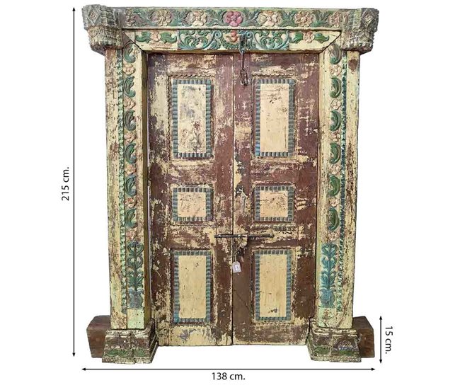 Puerta de madera con acabado artesanal Marron